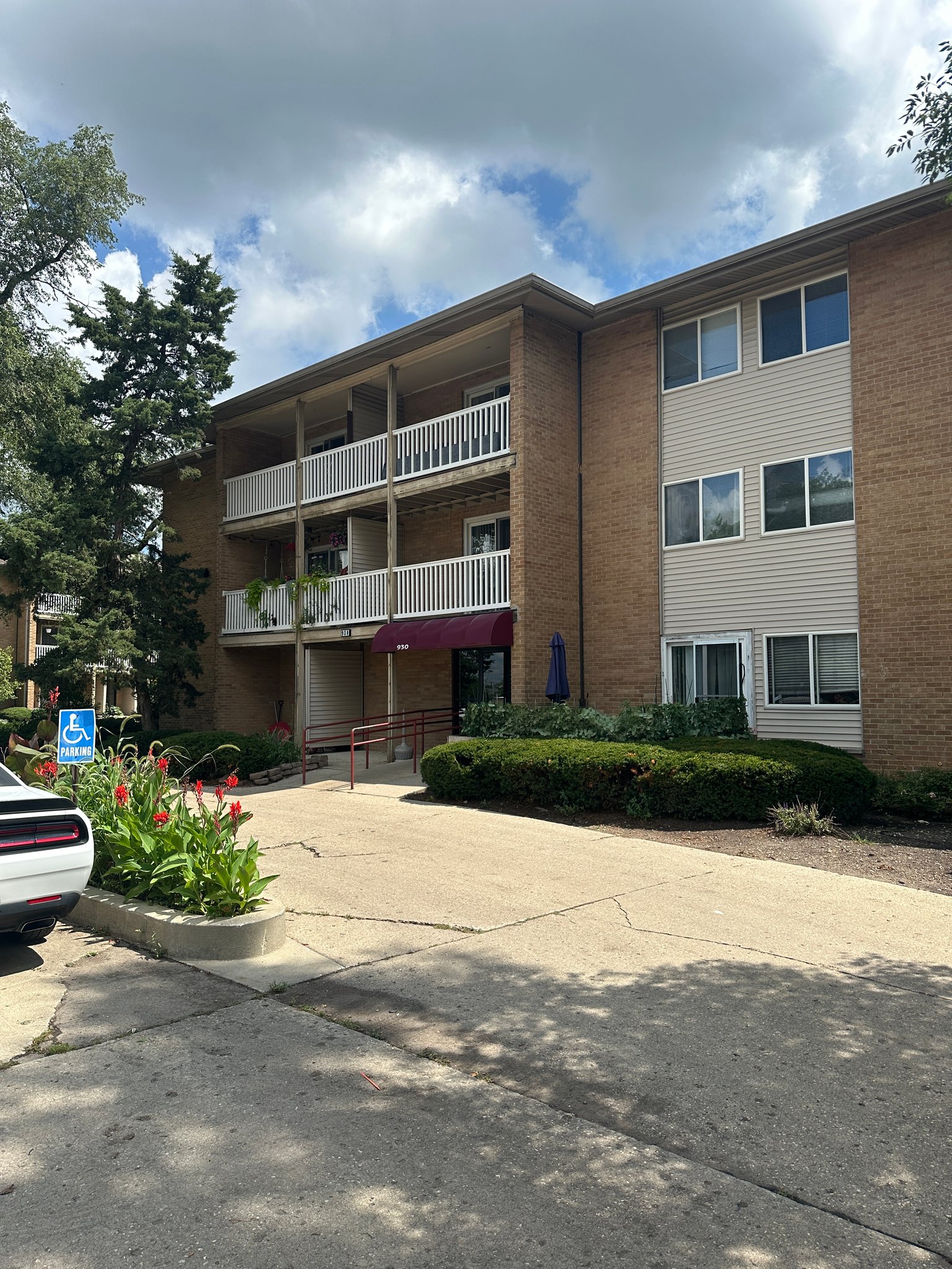Des Plaines Apartment: 930 Beau Dr