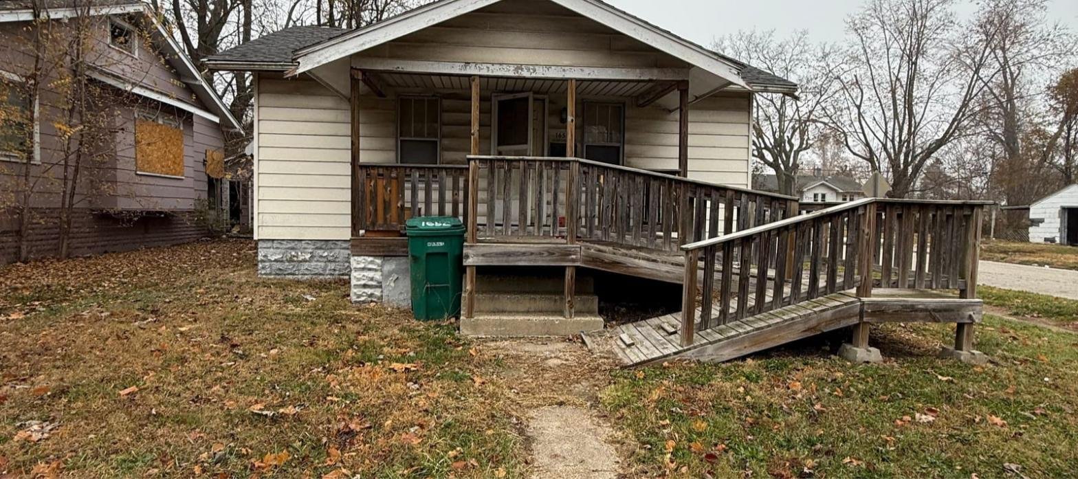 Decatur House: 1652 E Hickory St