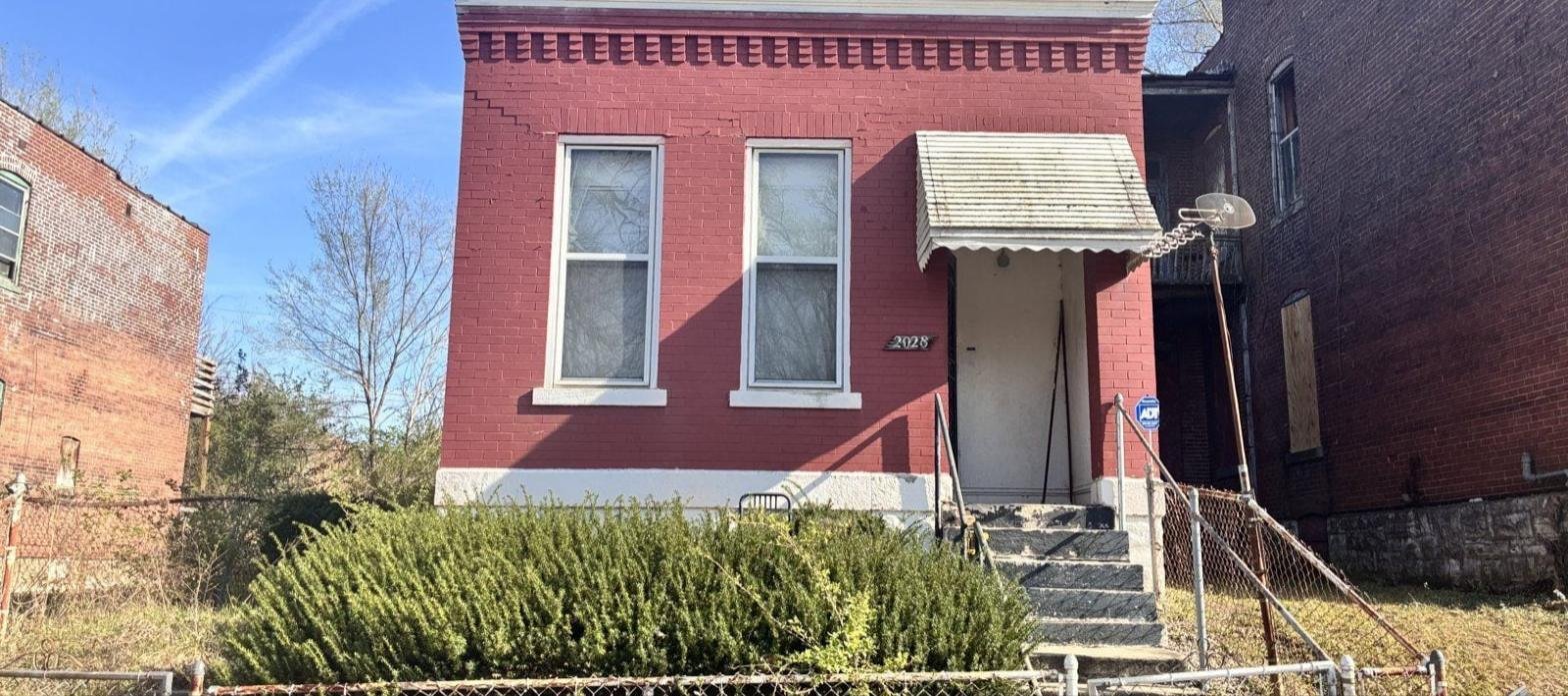 St. Louis House: 2028 E Prairie Ave
