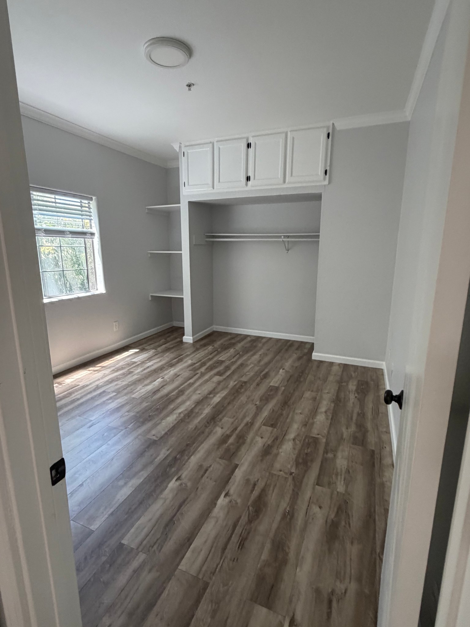 Los Angeles Apartment: 1072 Laguna Ave