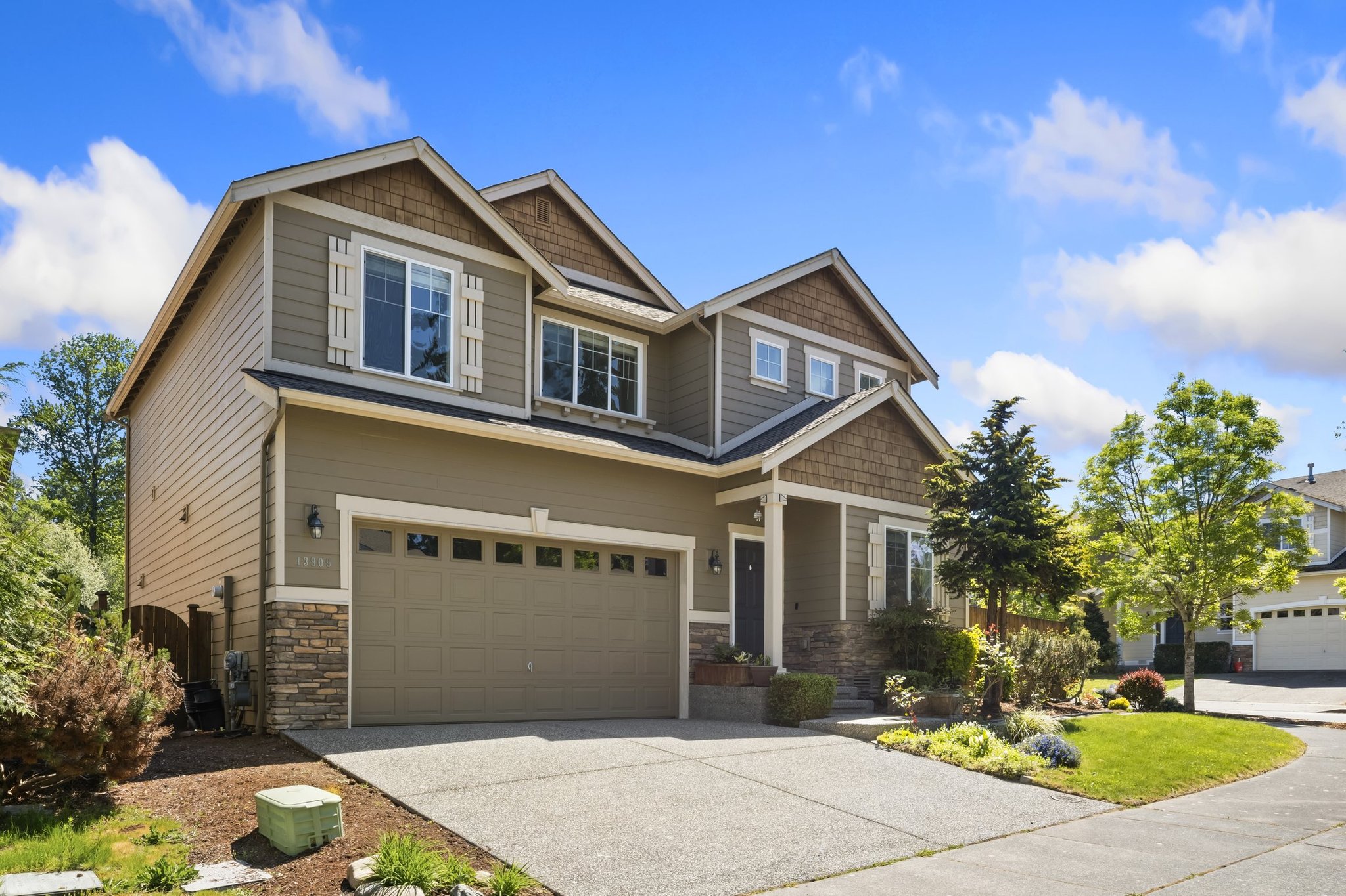 Lynnwood House: 13909 15th Pl W
