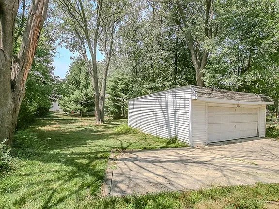 Lyndhurst House: 1752 Brainard Rd