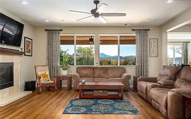 Atascadero House: 11225 Eliano St