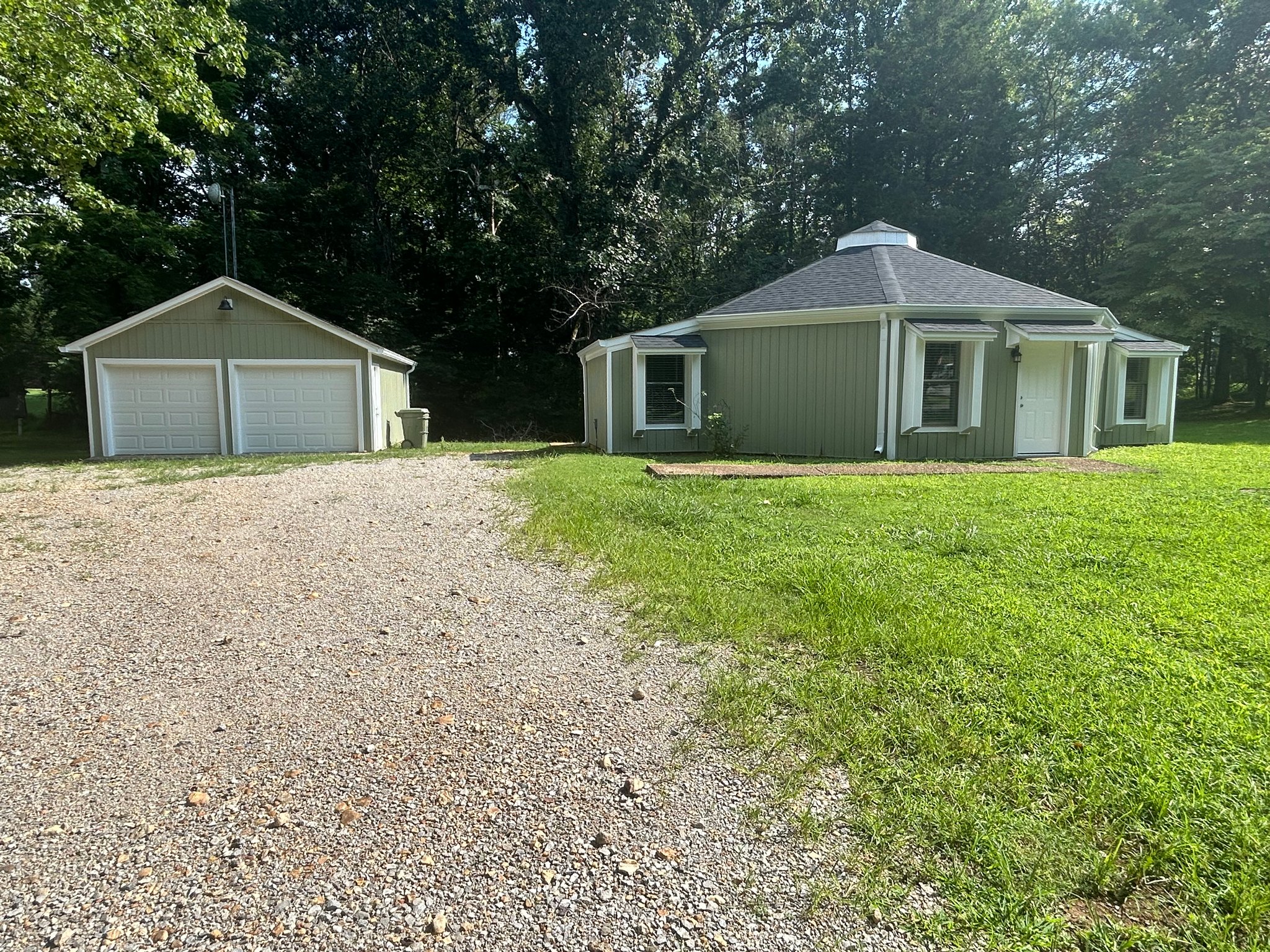 Lawrenceburg House: 1595 Morningside Dr
