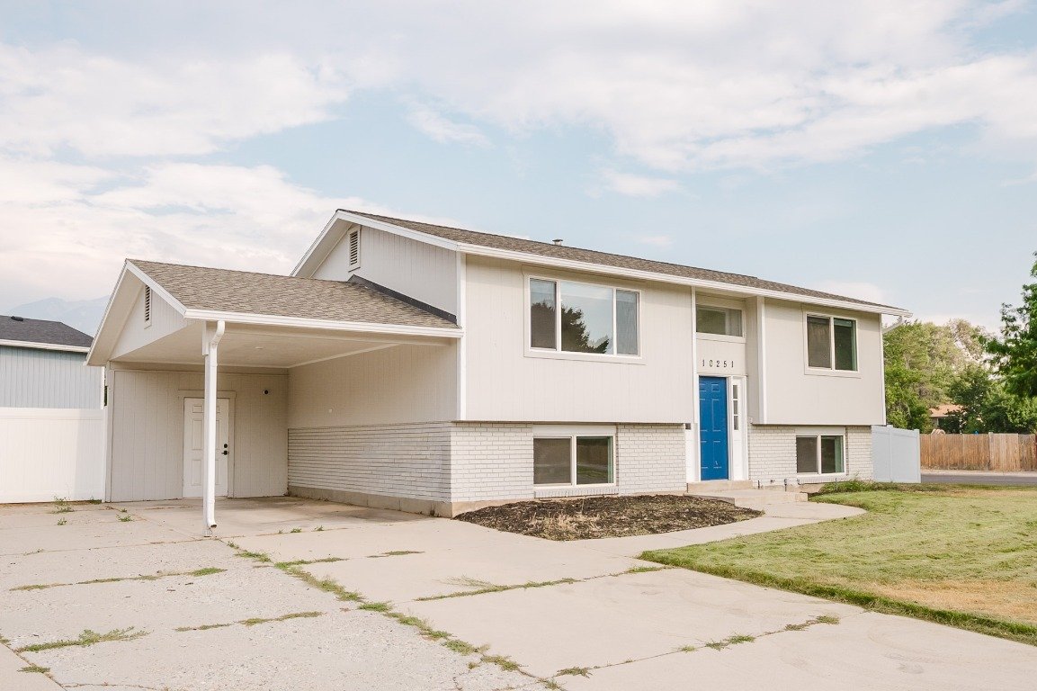 Sandy House: 10251 S 535 E