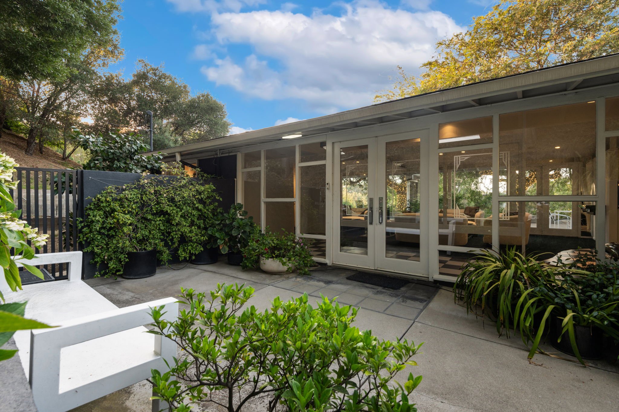 Los Angeles House: 3231 Oakley Dr