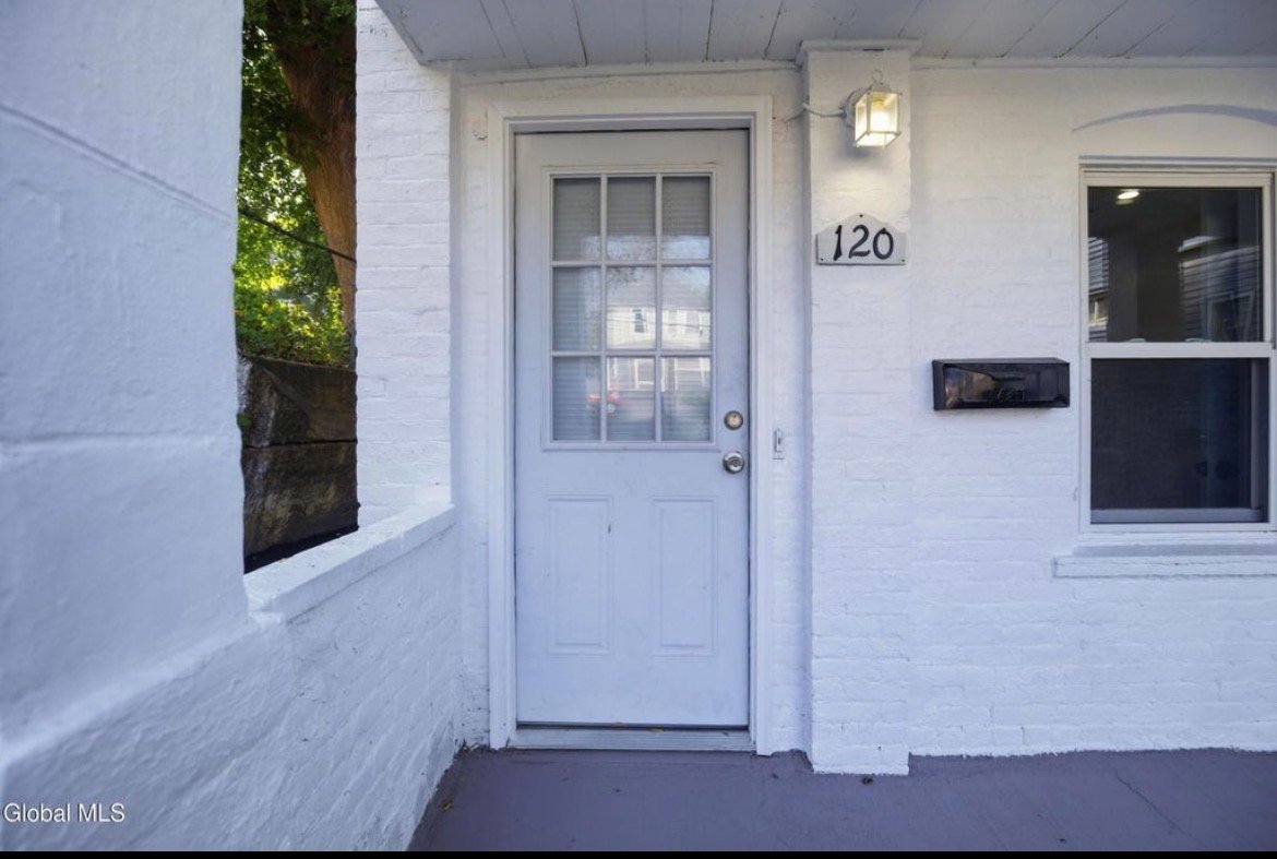 Schenectady House: 120 Robinson St
