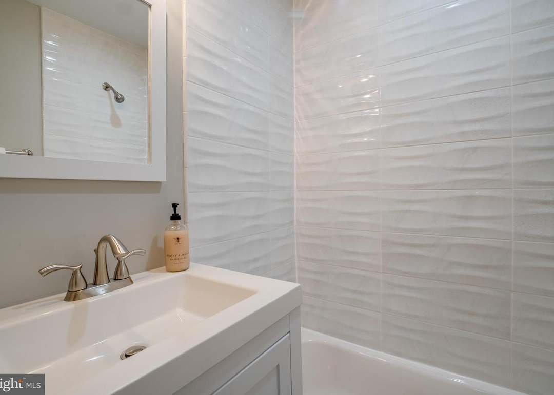 Washington Townhome: 813 52nd St NE