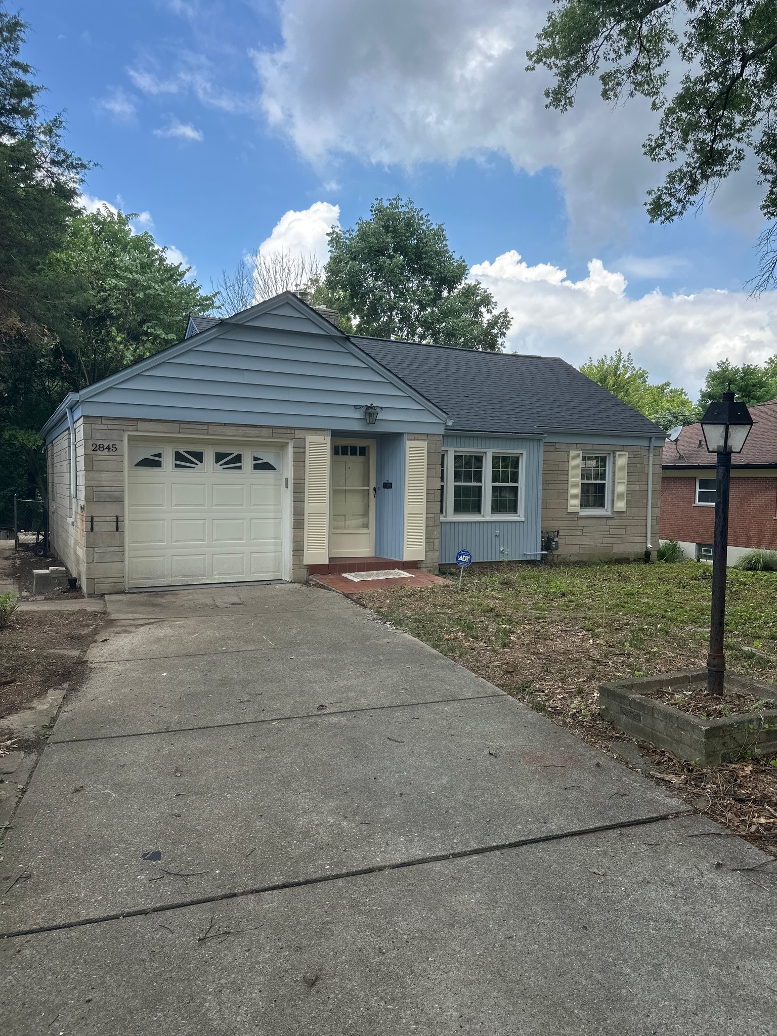 Cincinnati House: 2845 Dunaway Ave
