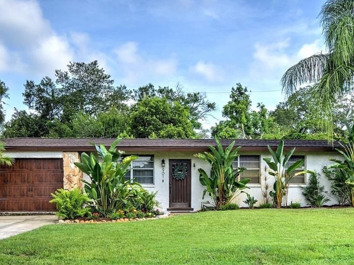 Tampa House: 901 Briarwood Ave