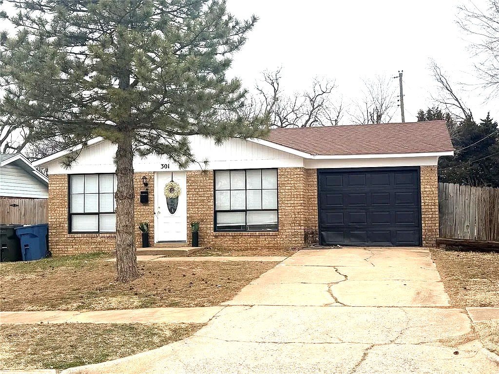 Edmond House: 301 Winding Ln