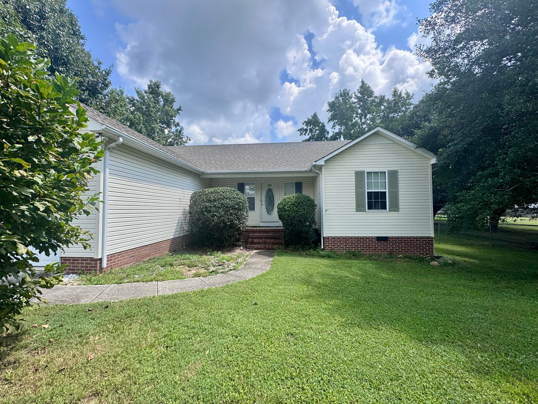 Manchester House: 204 Boone Drive