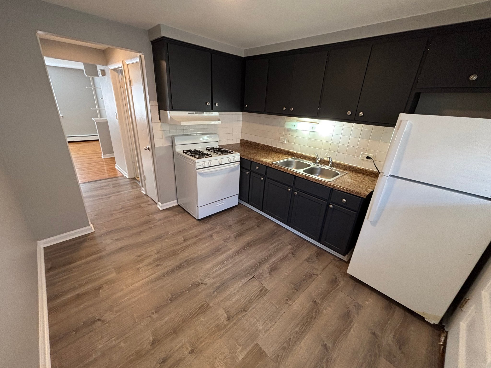 Broadview Apartment: 2104-2108 S 17th Ave