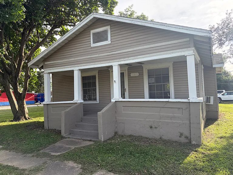 Bernie House: 301 S Walnut St