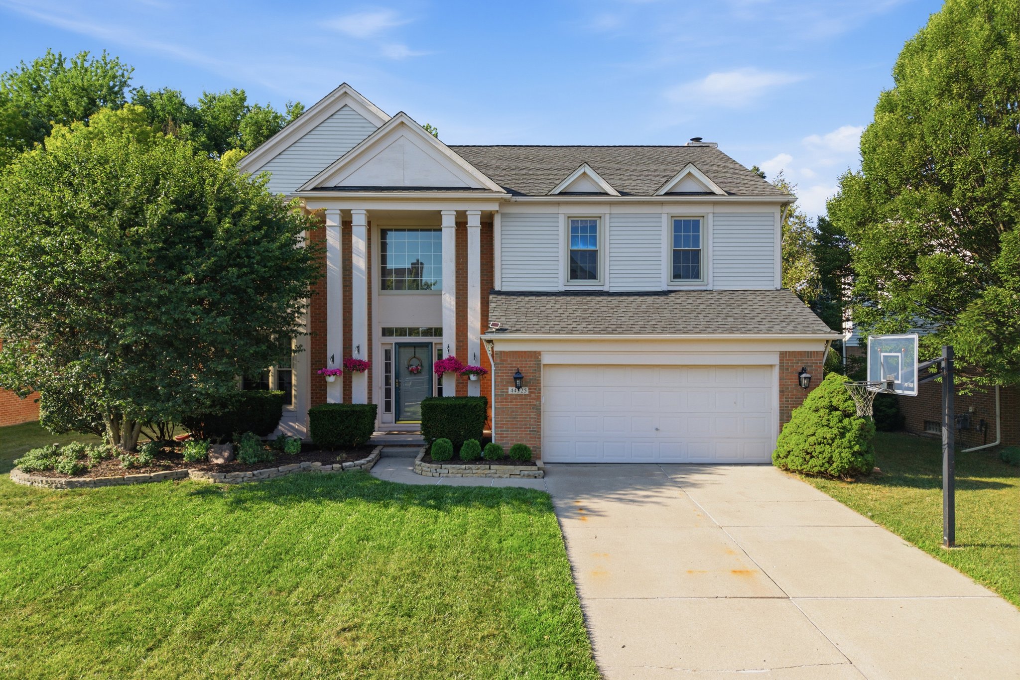 Canton House: 44525 Fenwick Dr