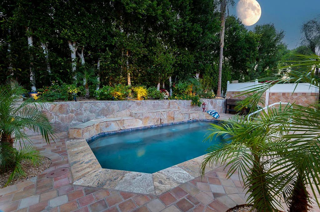 La Quinta House: 60755 Living Stone