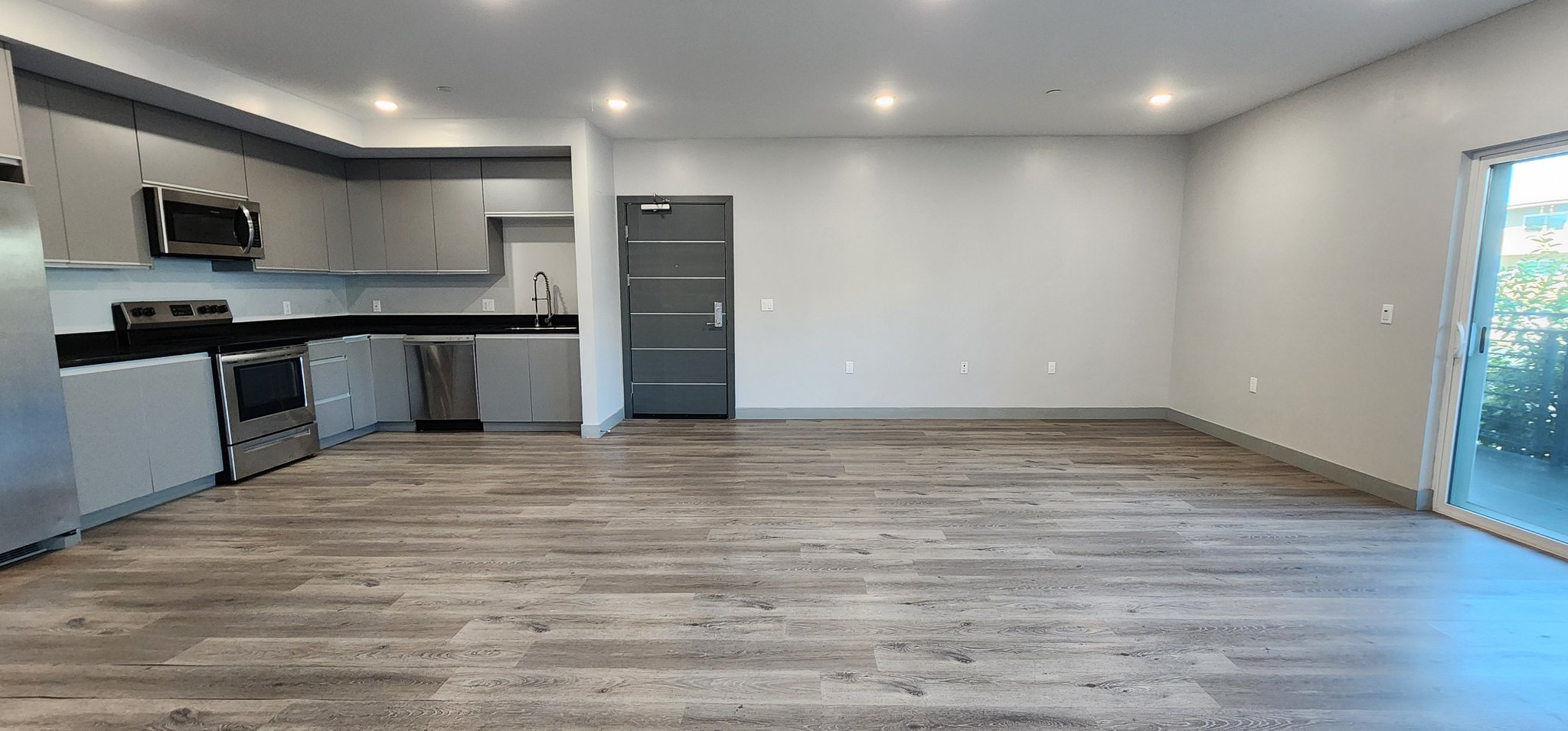 Van Nuys Apartment: 7040 Woodman Ave