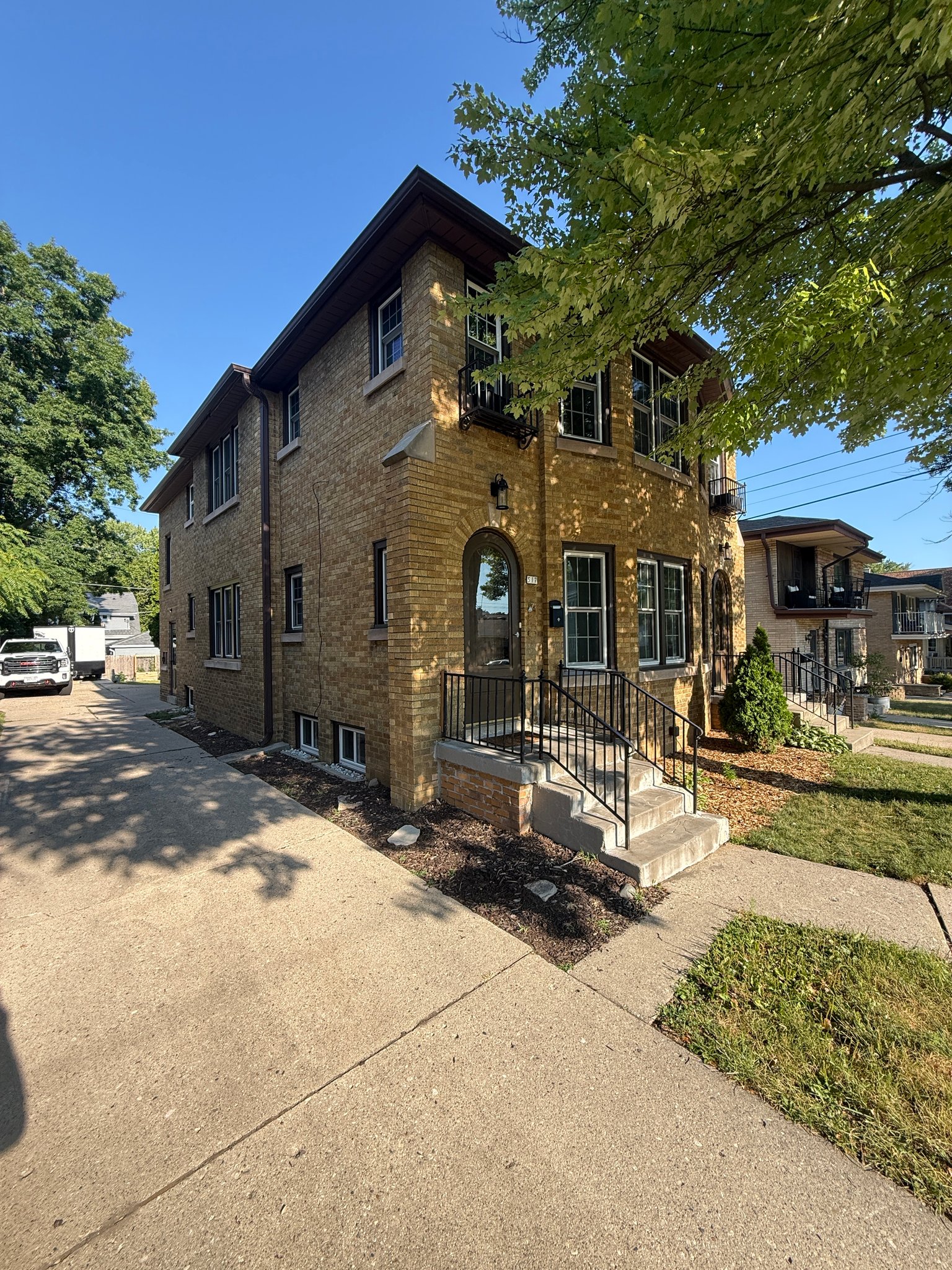 Wauwatosa Townhome: 519 N 66th St