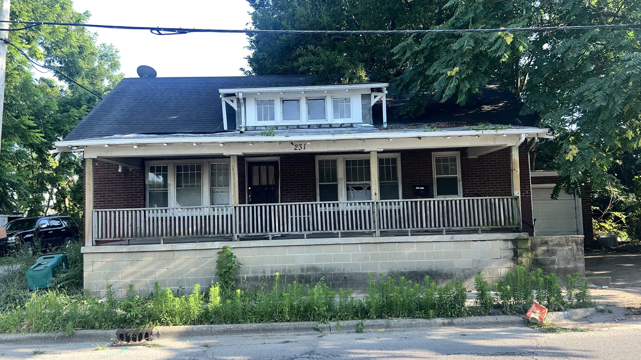 Decatur House: 231 W Grand Ave