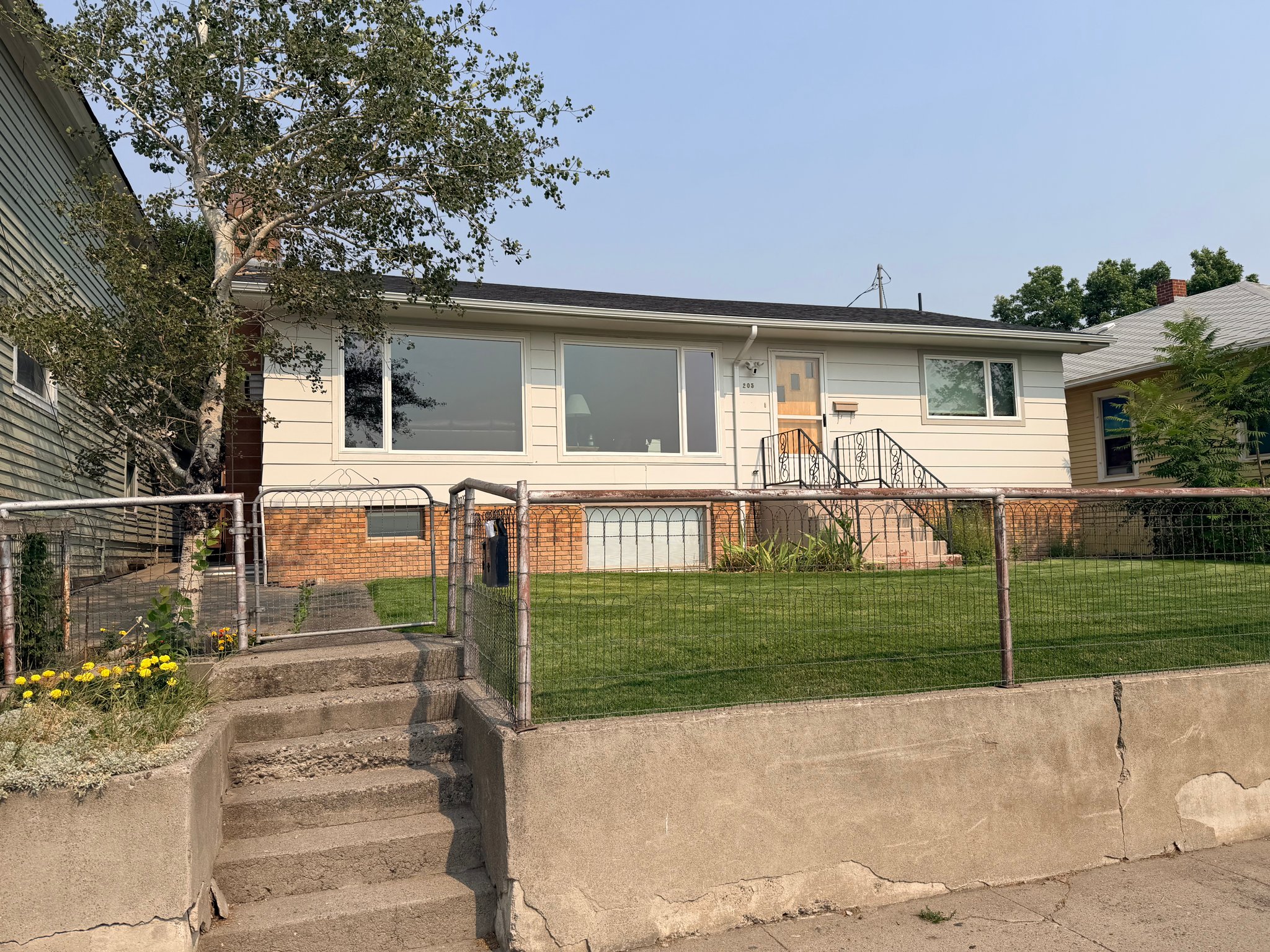 Livingston House: 205 E Chinook