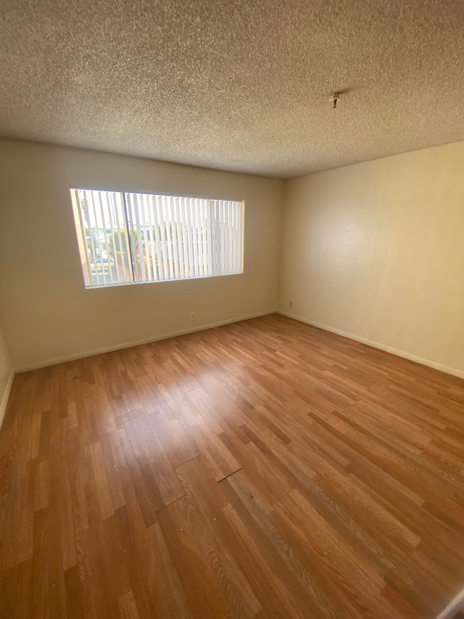 Hawthorne Apartment: 4165 W Broadway