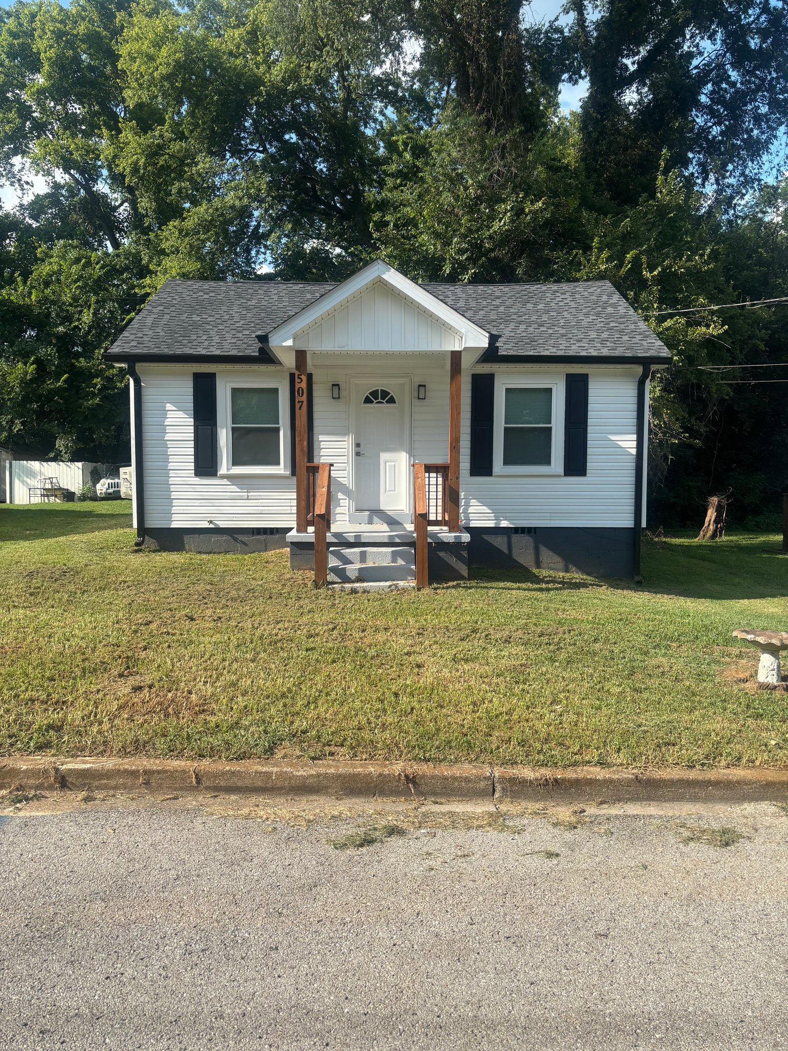 Columbia House: 507 Hardwick Ave