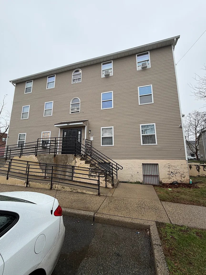 Newark Apartment: 352 S 6th St