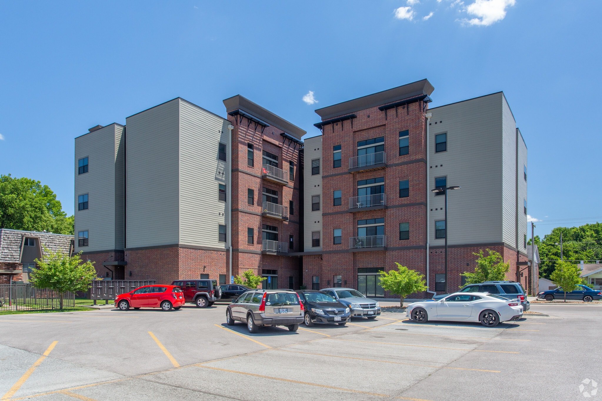 Springfield Apartment: 1243 E Cherry Street
