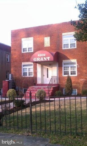 Washington Condo: 4202 Grant St NE