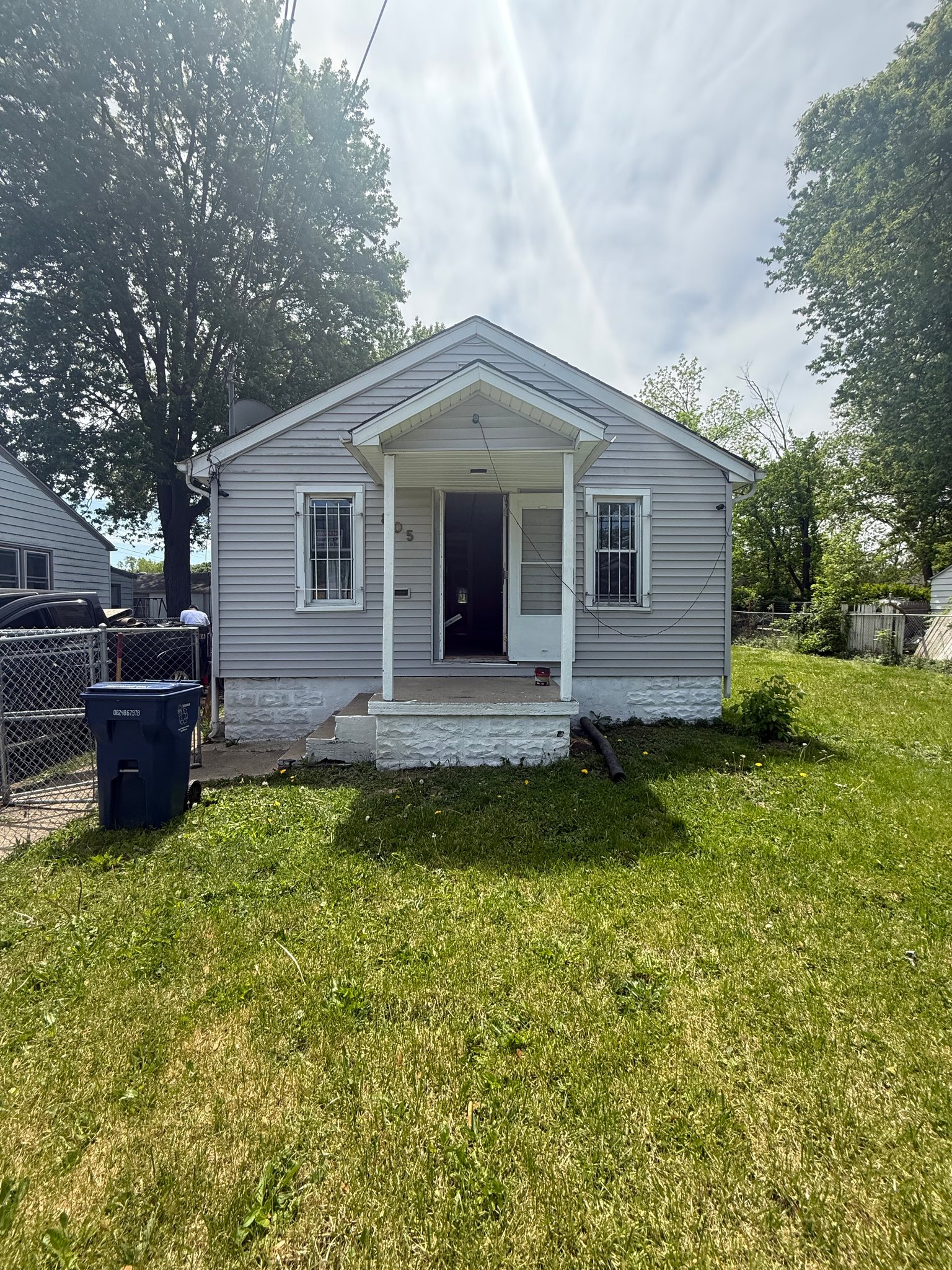 Flint House: 805 Waldman Ave