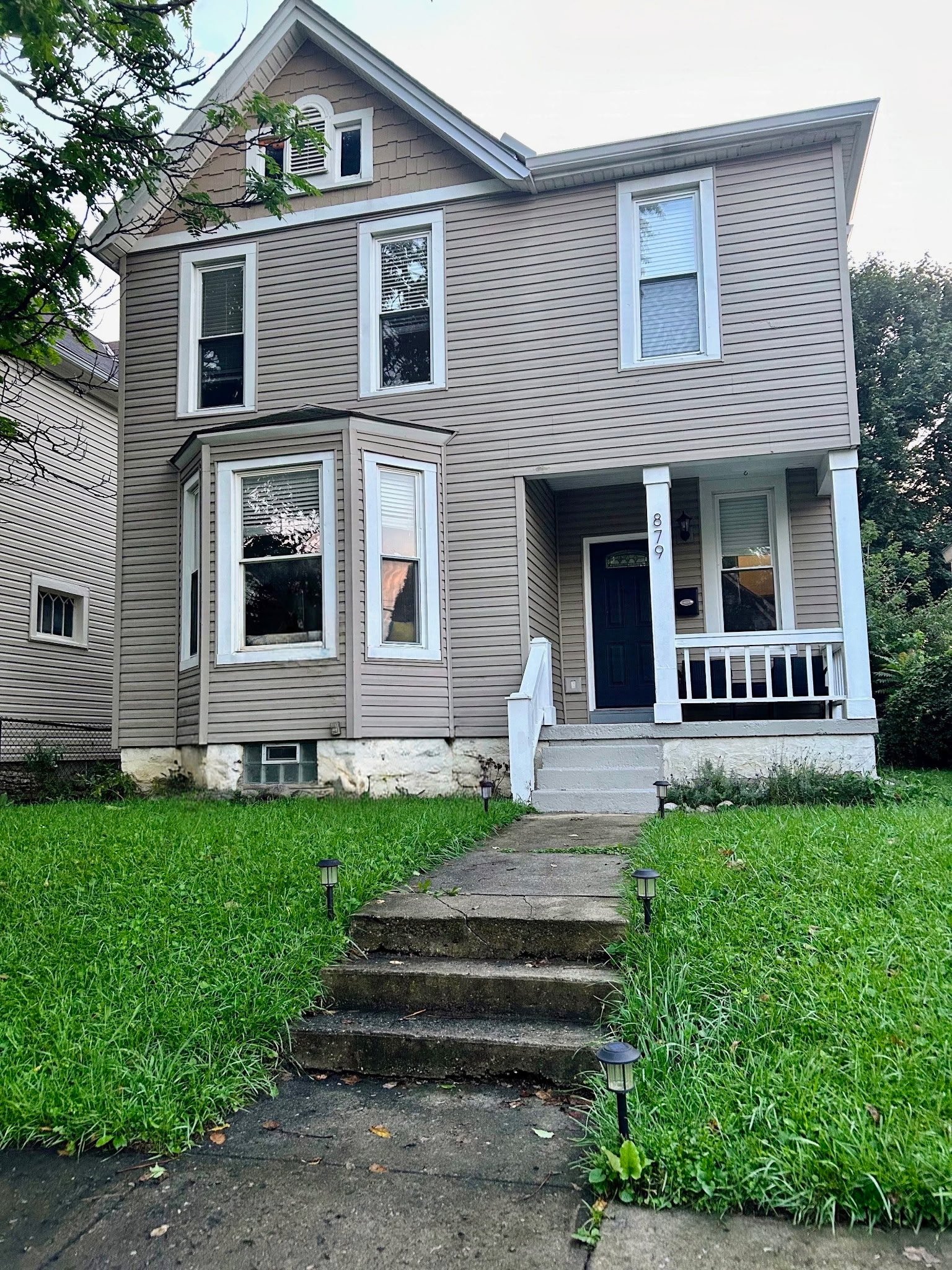 Columbus House: 879 Oakwood Ave