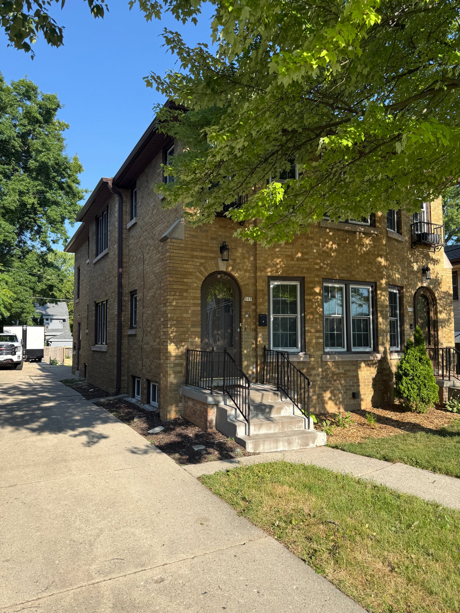 Wauwatosa Townhome: 517 N 66th St