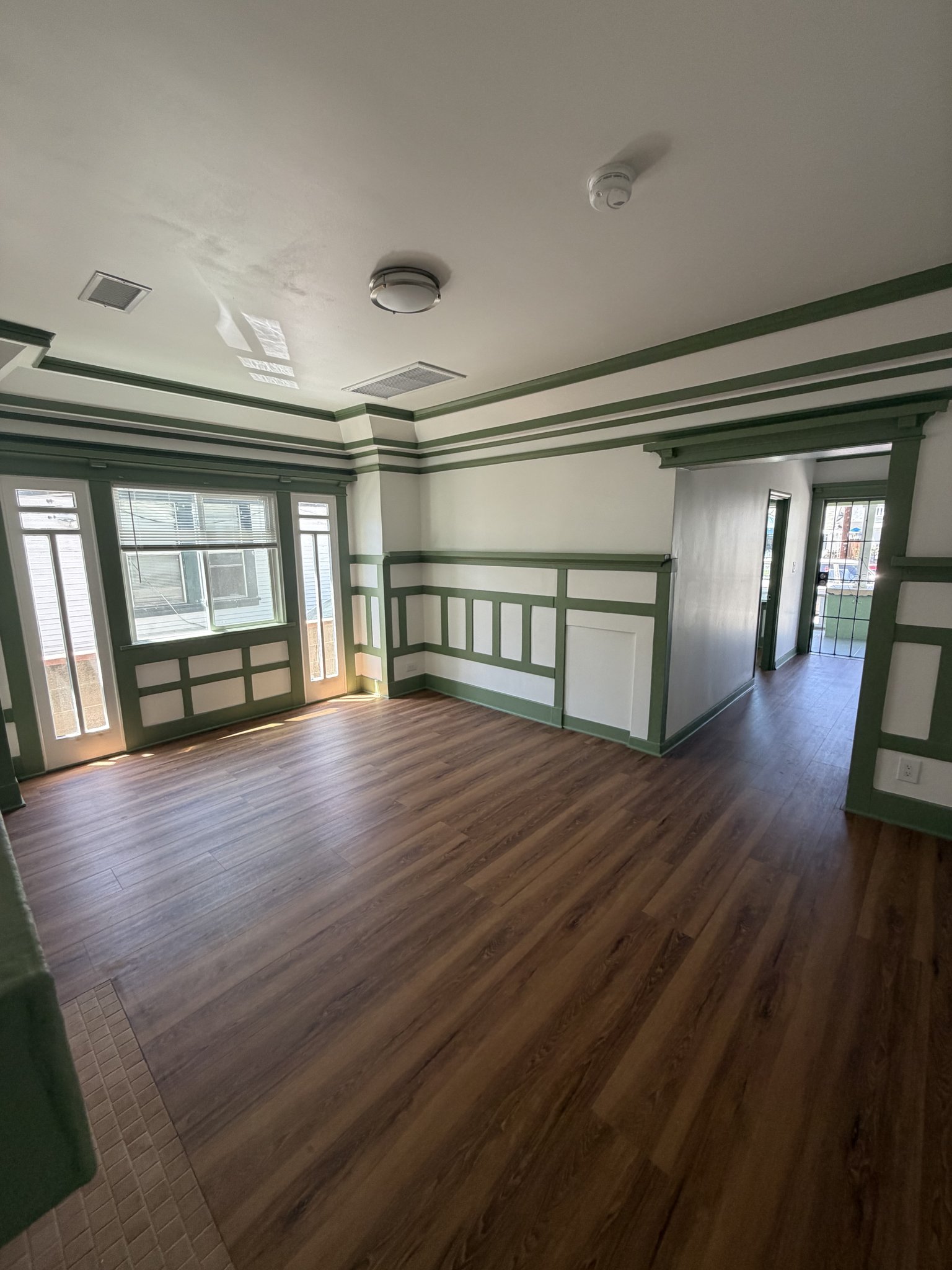 Los Angeles House: 324 W 55th St