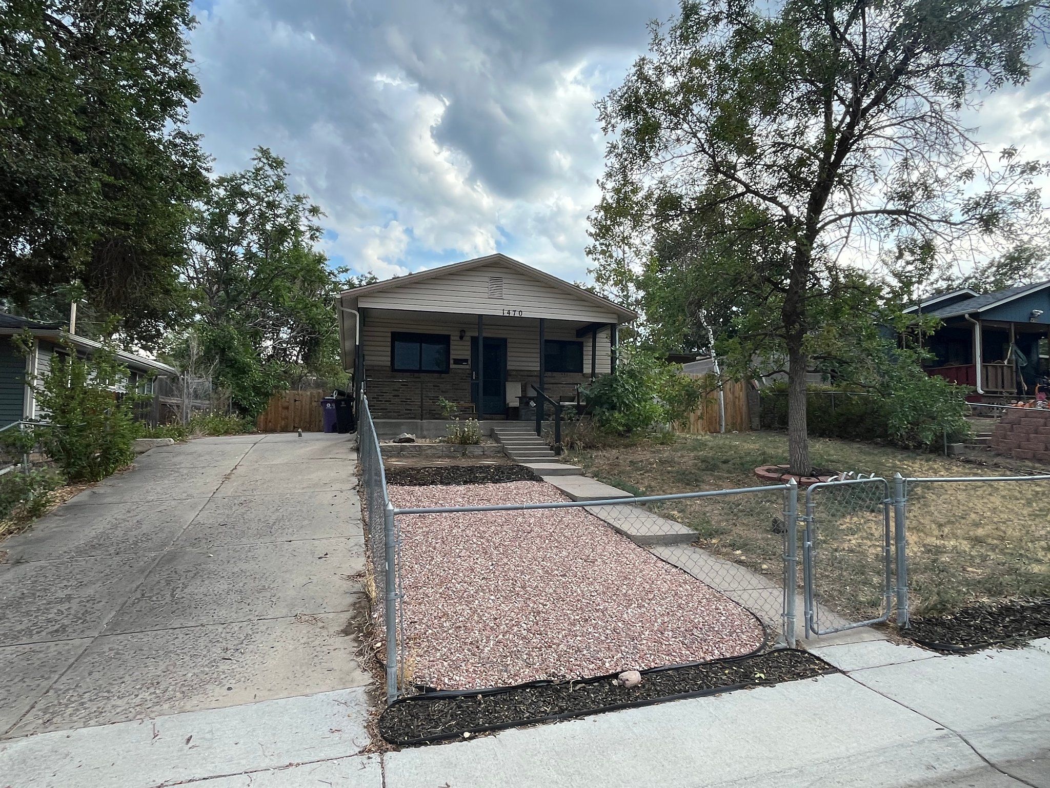 Denver House: 1470 W Alaska Pl