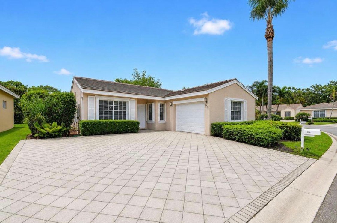 West Palm Beach House: 208 Caribe Ct