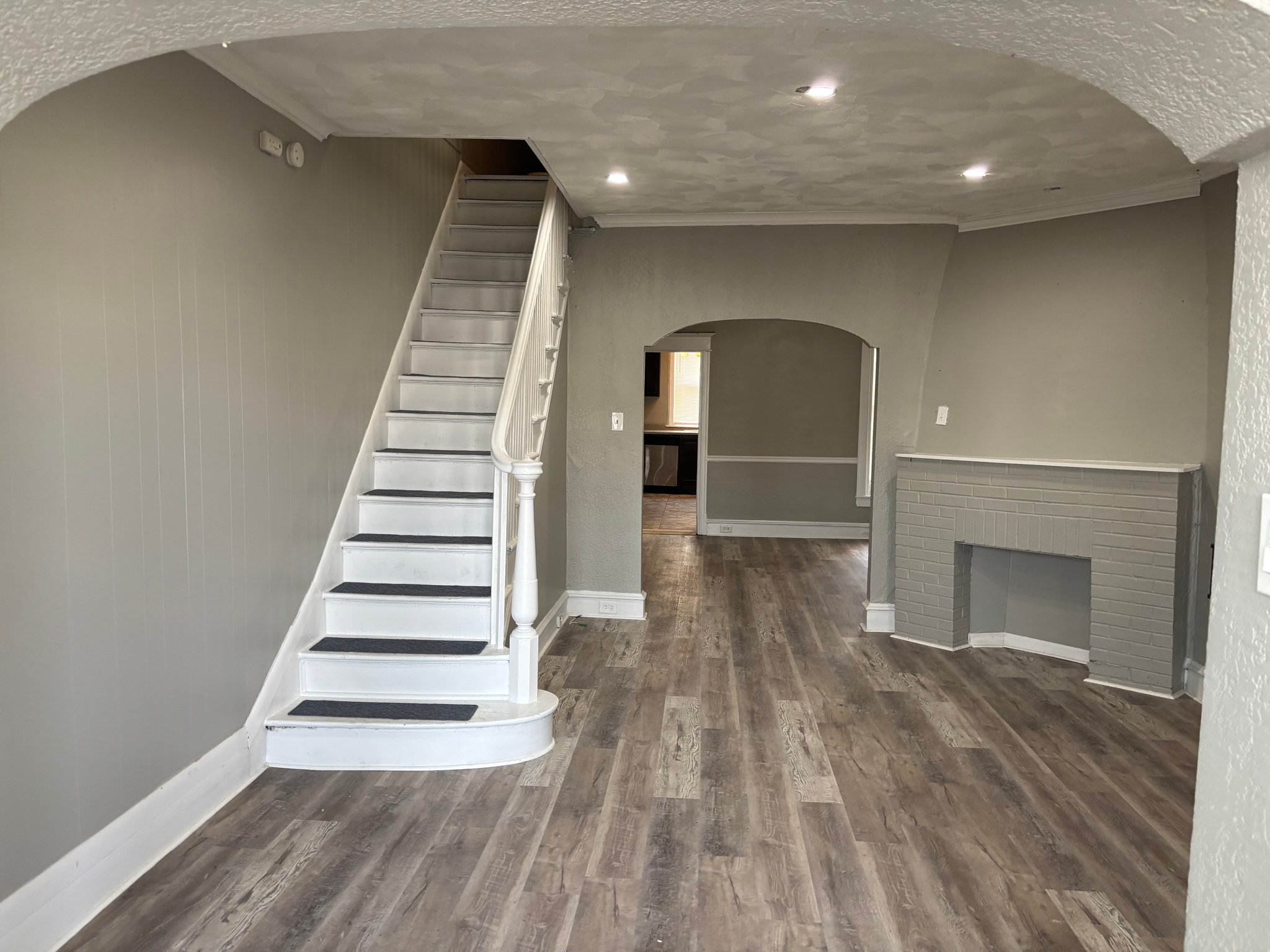 Philadelphia Townhome: 302 E Albanus St