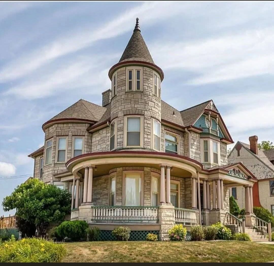Dubuque House: 971 W 3rd St