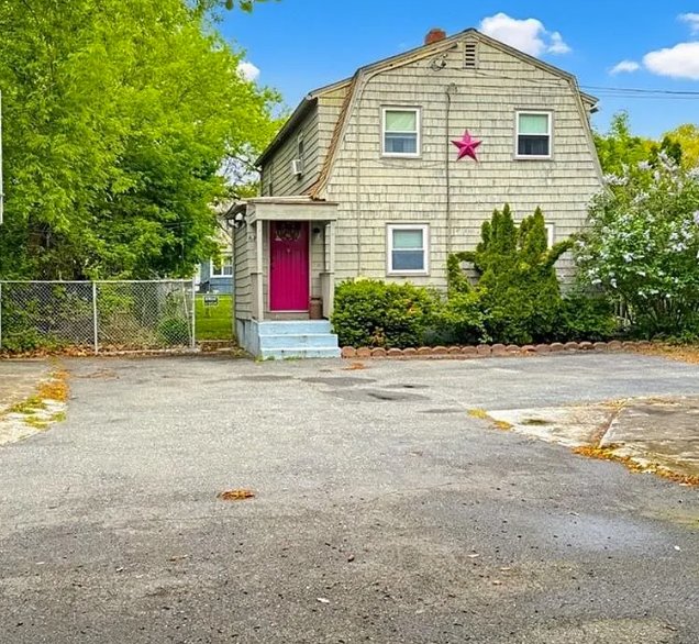 Woonsocket House: 628 Robinson Street