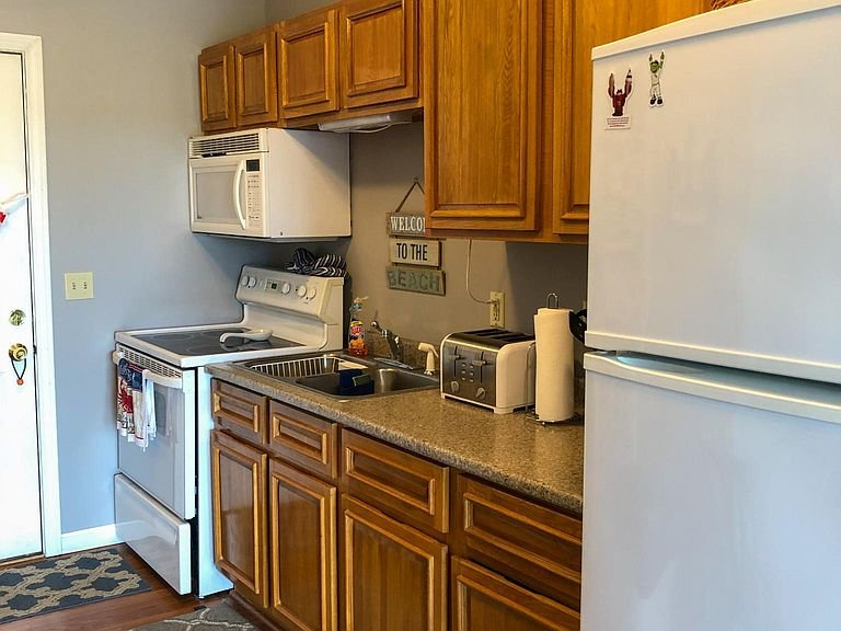 Hampton Condo: 20 Brown Ave