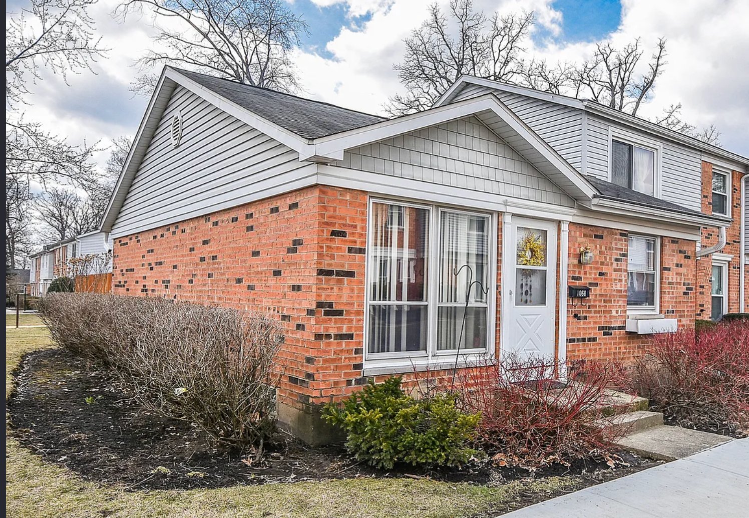 Streamwood Townhome: 1068 bristol ct