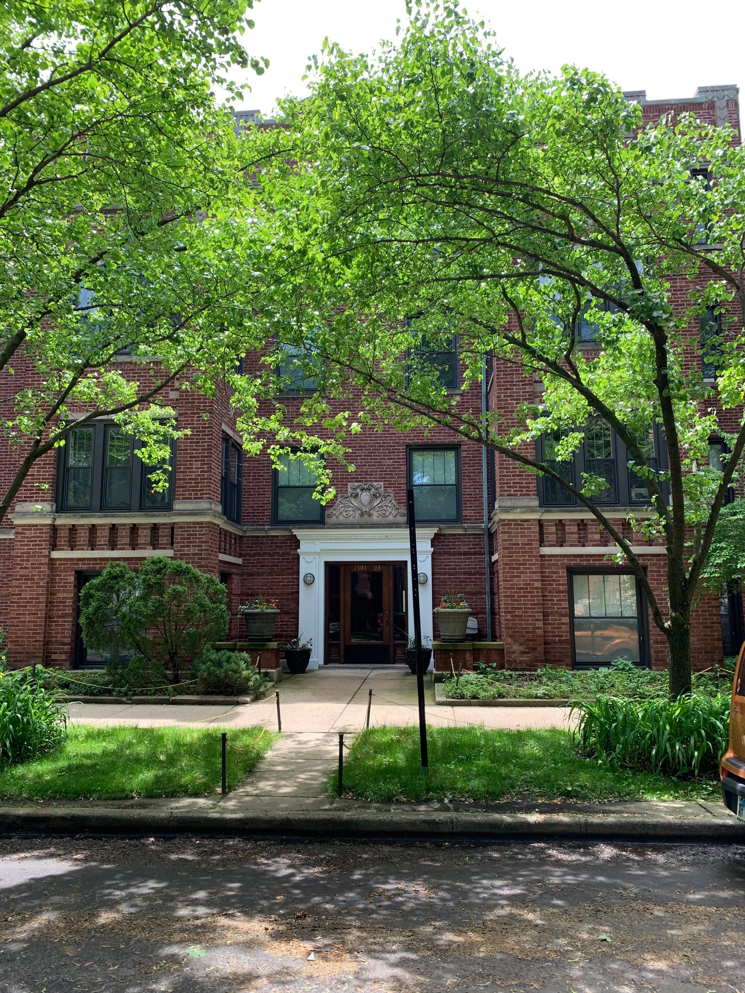 Chicago Apartment: 1301 W Cornelia Ave