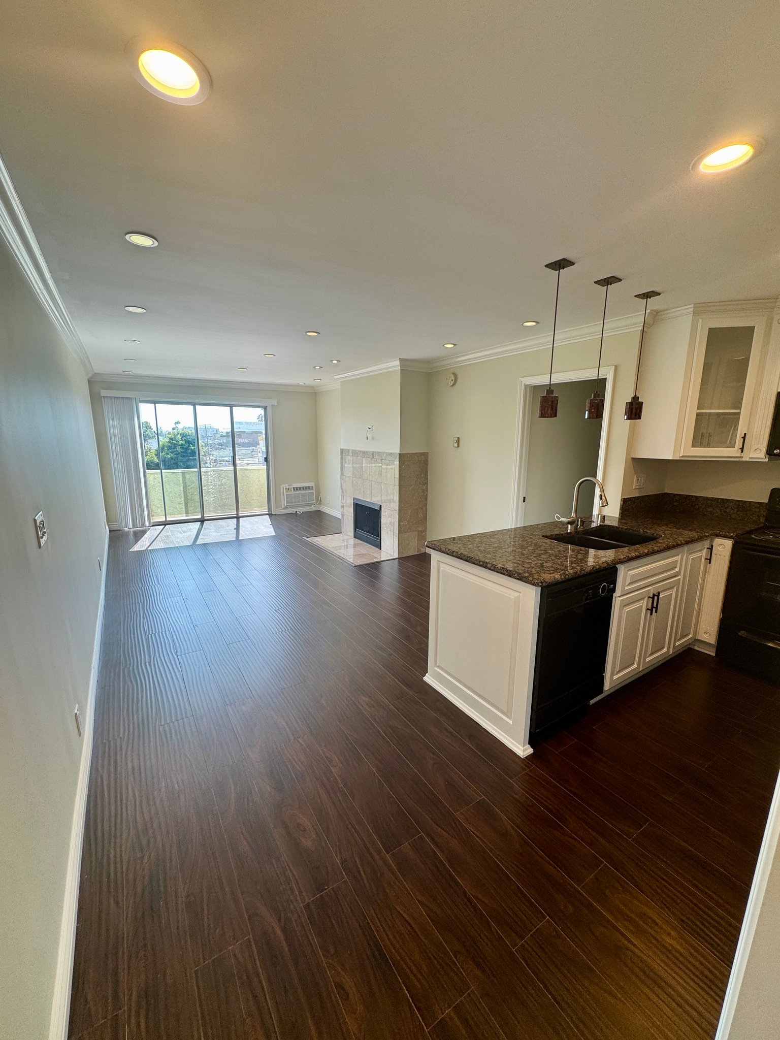 Los Angeles Apartment: 2414 S Barrington Ave