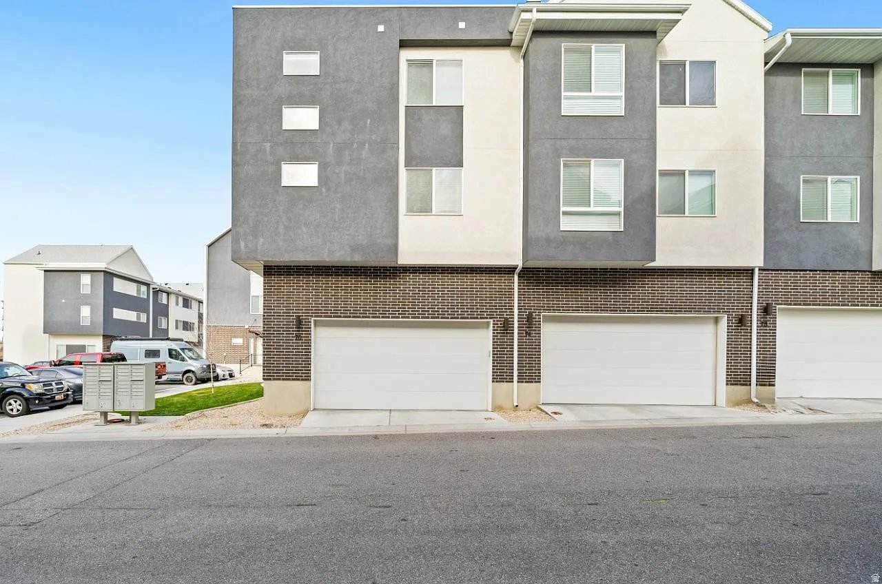 Clearfield Townhome: 84 E 200 S