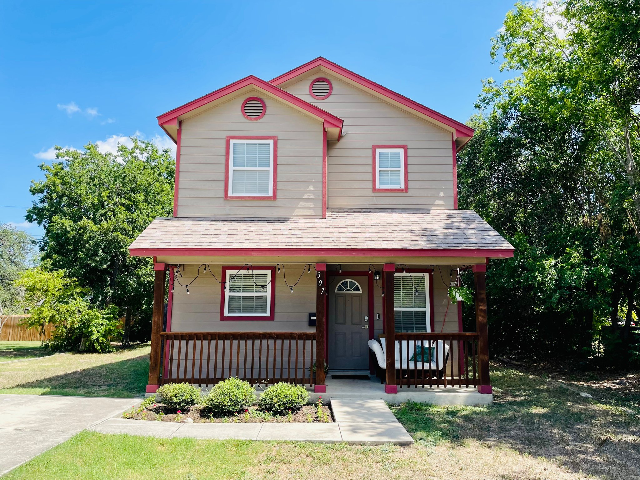 San Antonio House: 307 Claremont Ave