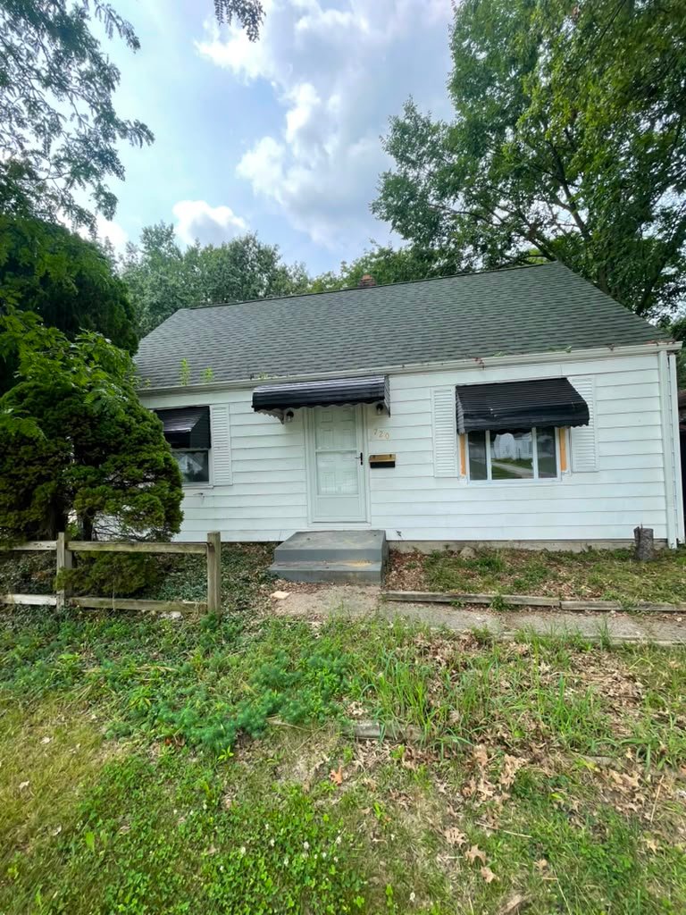 Euclid House: 720 E 258th St