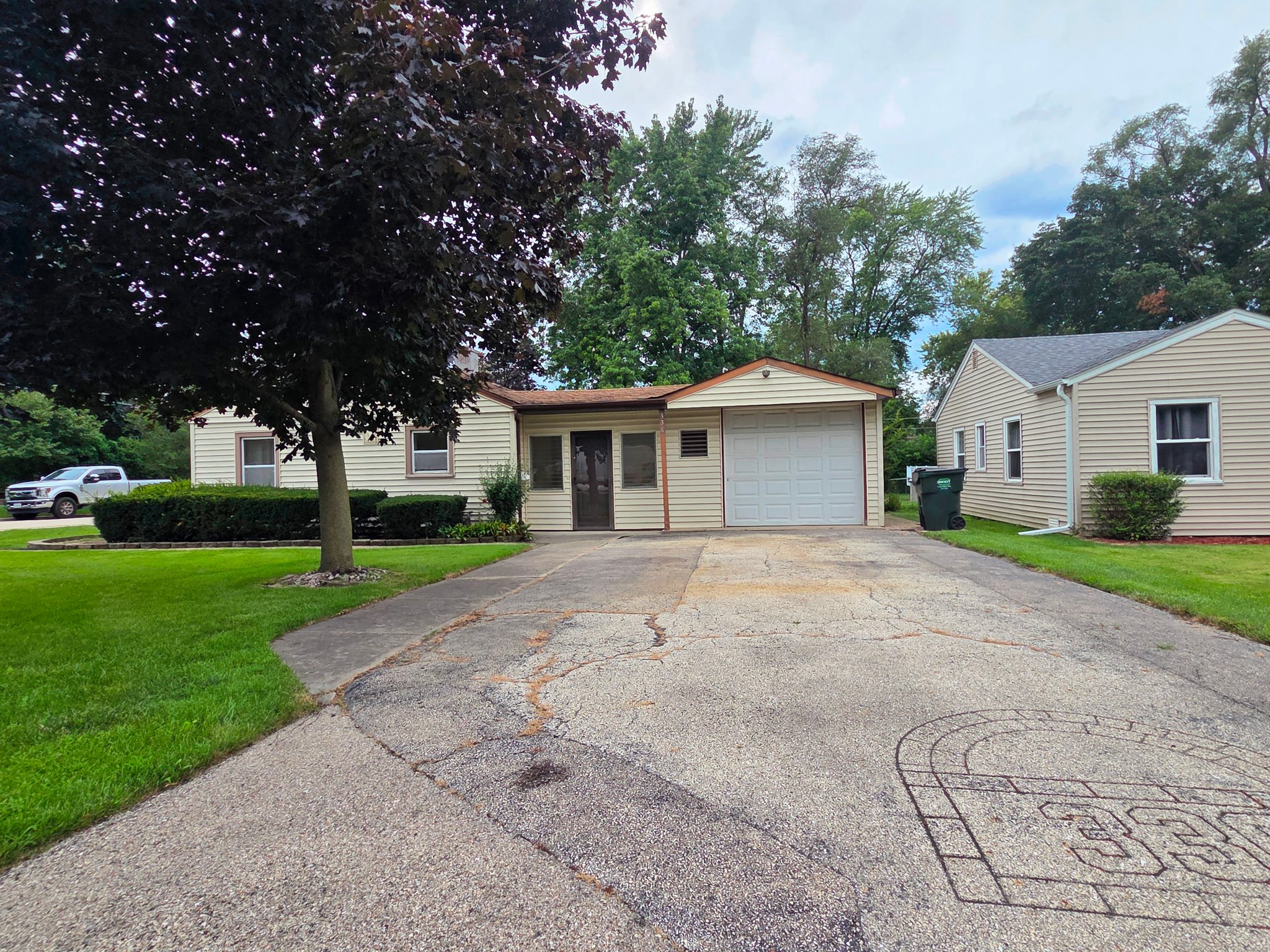 Mundelein House: 336 E Orchard St