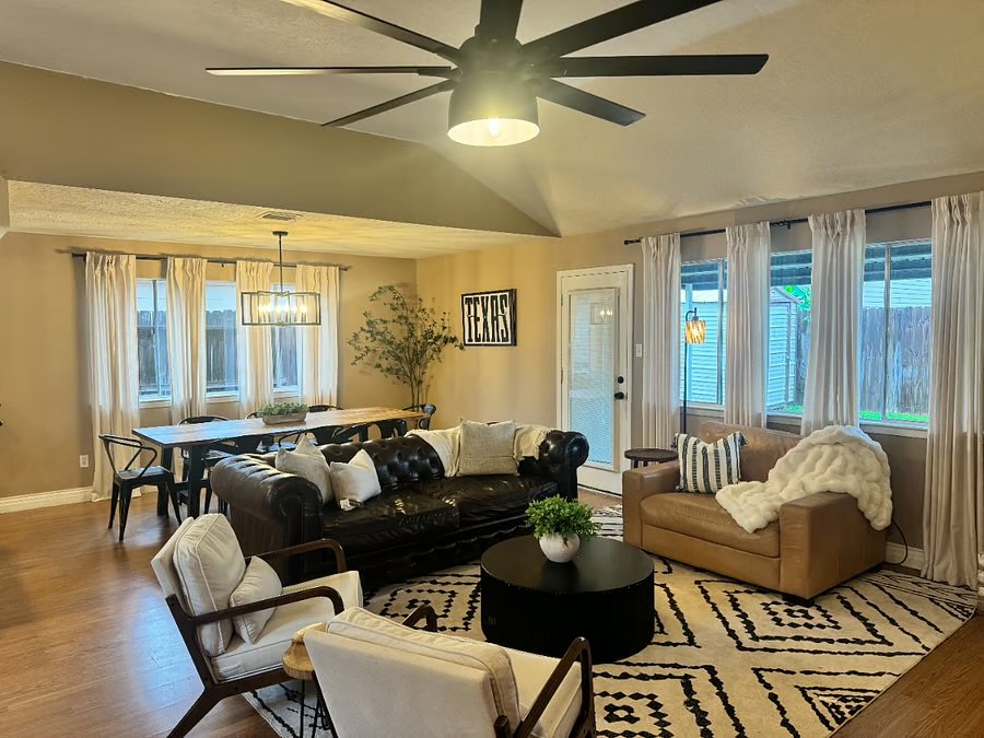 Houston House: 2406 Strait Ln