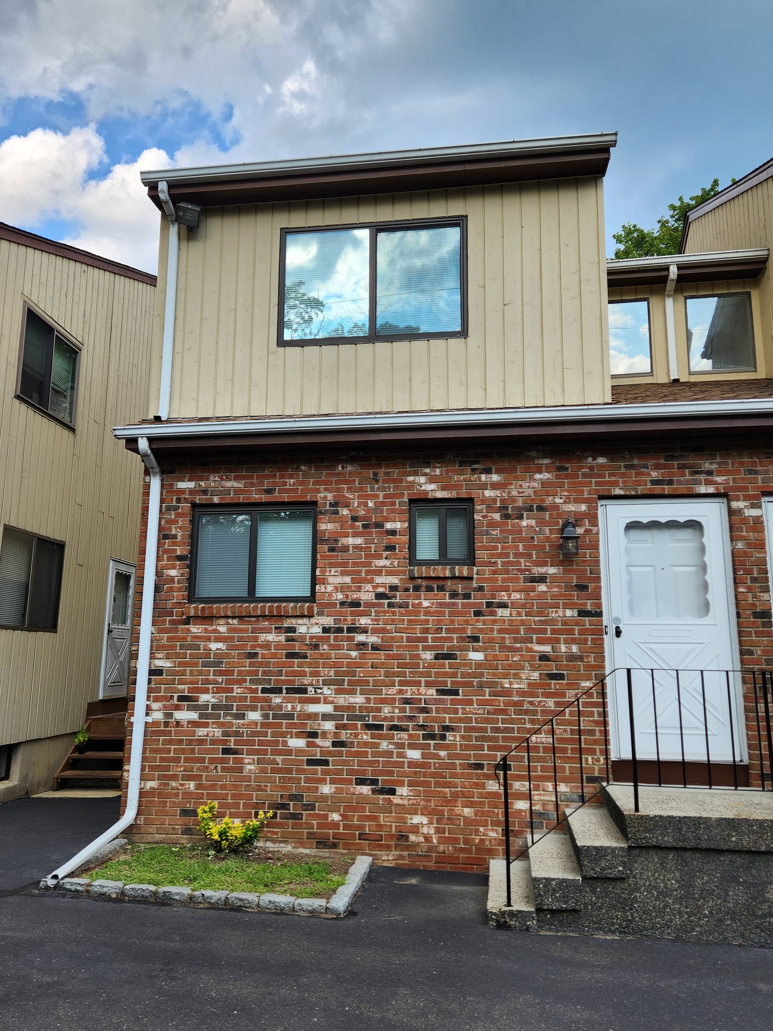 Norwalk Townhome: 60 Wolfpit Ave