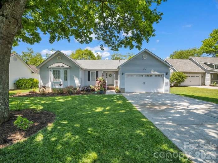 Mills River House: 179 Kingfisher Ln