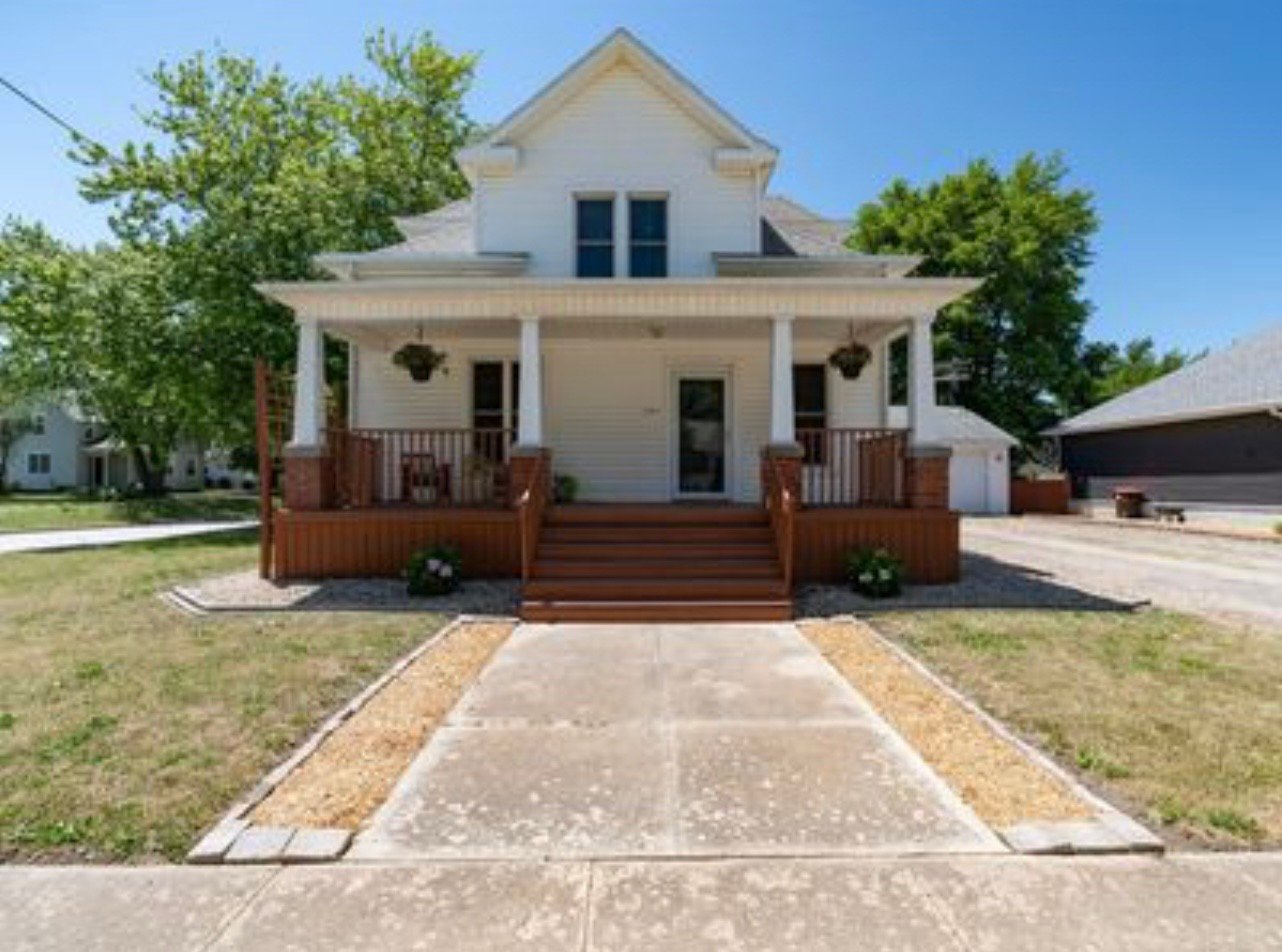 Heyworth House: 207 S Poland St